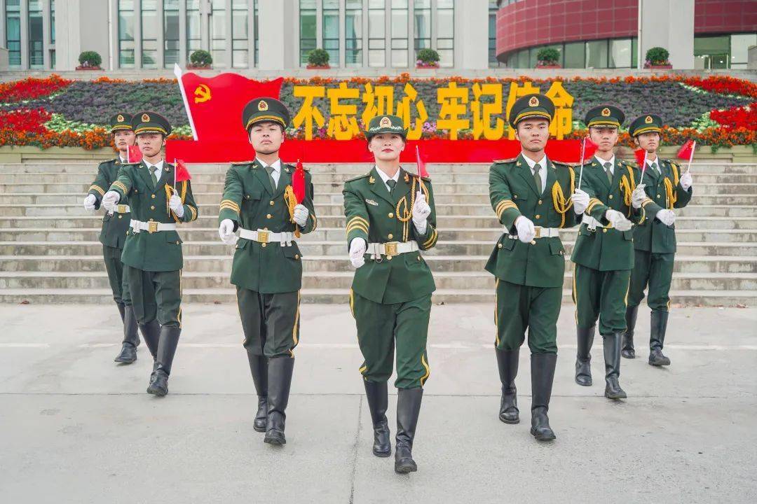 商丘学院国旗护卫队以护卫中华人民共和国国旗五星红旗的尊严为己任