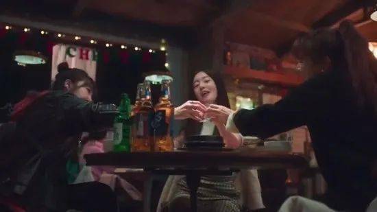 睡狗窝,头顶内衣,疯批女酒鬼短剧豆瓣高达8.7!剧荒的姐妹给我冲!