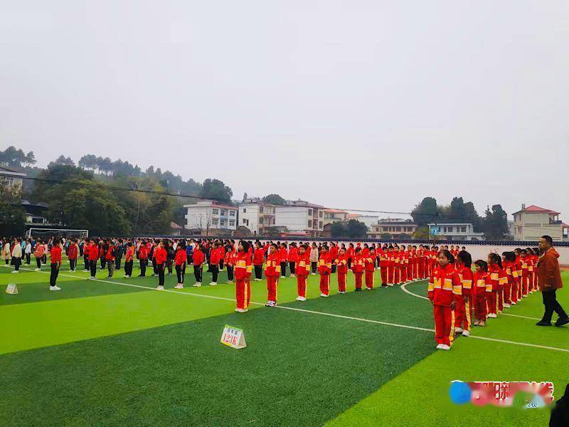 武冈市湾头桥镇中心小学举行了大课间体操比赛