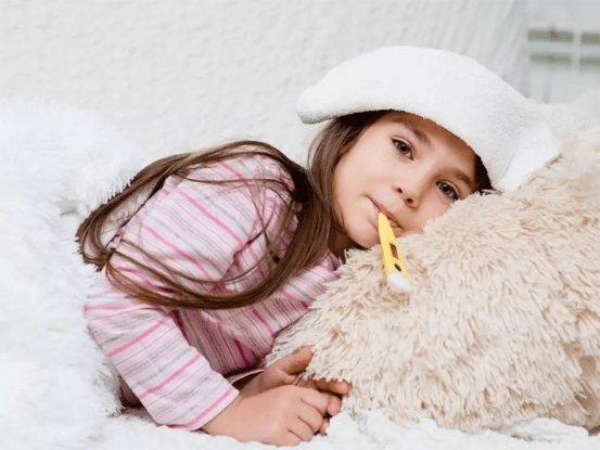 为什么我的小孩每月发高烧和喉咙发炎,要吃什么才能提高免疫力？