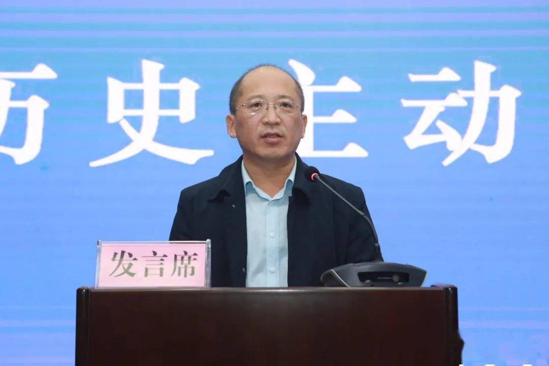 市教育局党组副书记李殿峰传达了全市干部夜校督查情况的通报