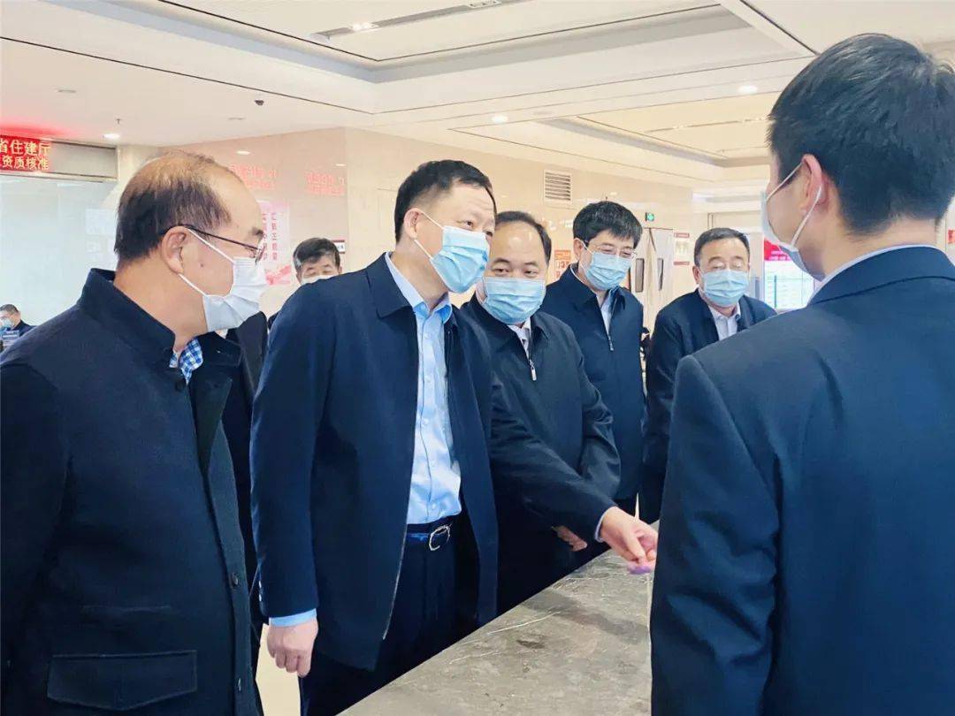在省能源局政务服务窗口,姚少峰仔细询问了解了审批