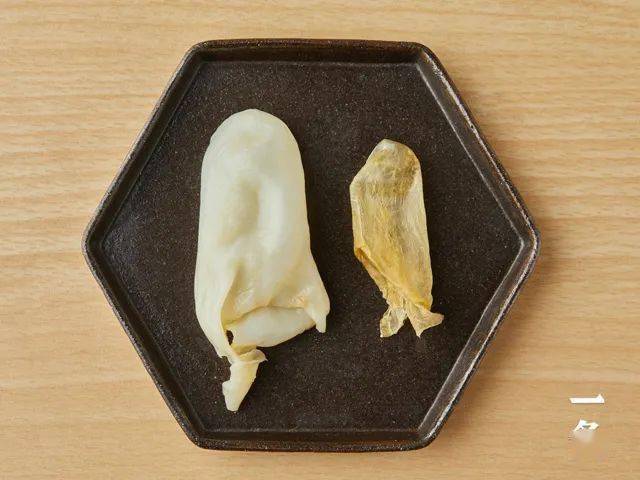 偏乳白色,摸起来弹软厚实,闻着也新鲜,小编个人感觉可不比鲜鱼胶逊色