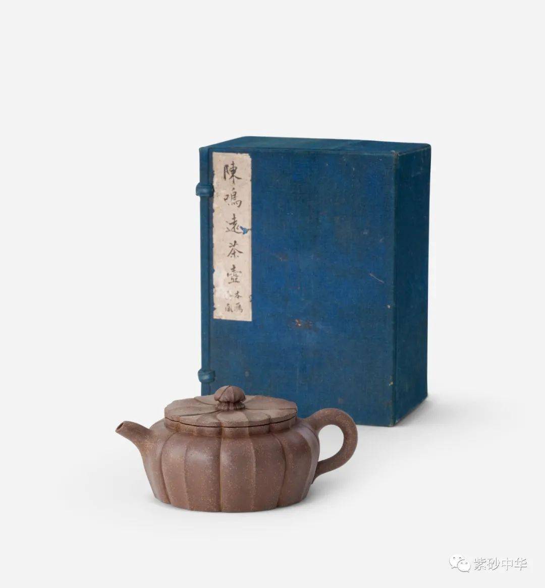 此器段泥胎质,外壁作洒红,内部掏空,脐部作开口.