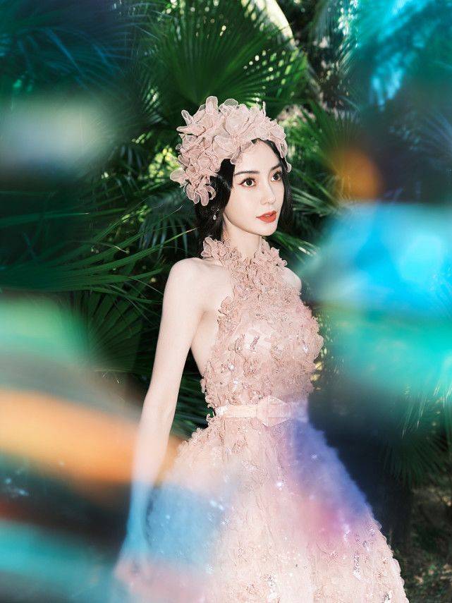杨颖露背礼服光影交错,好似仙女坠落人间