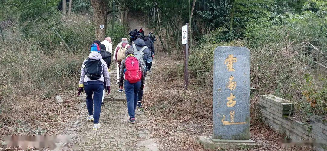 寻古村历史印记,徒步古村上的岭南茶马古道,看宁波东钱湖湖光山色