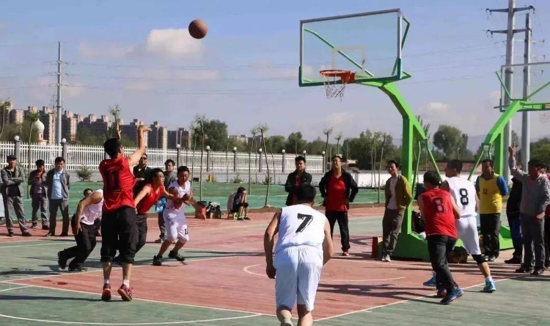 奥体中心篮球场室外篮球场basketball近日,临夏市各体育场馆也陆续