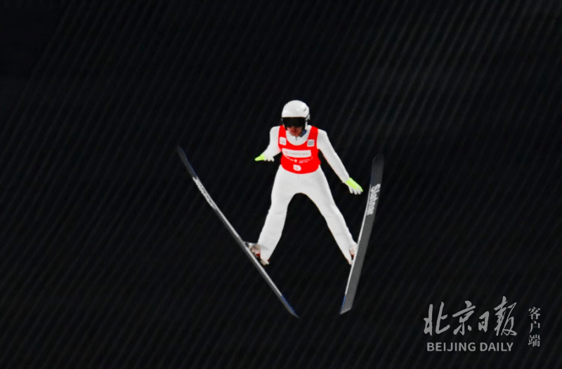 "雪如意"跳台滑雪夜训,灯光下尽显运动之美