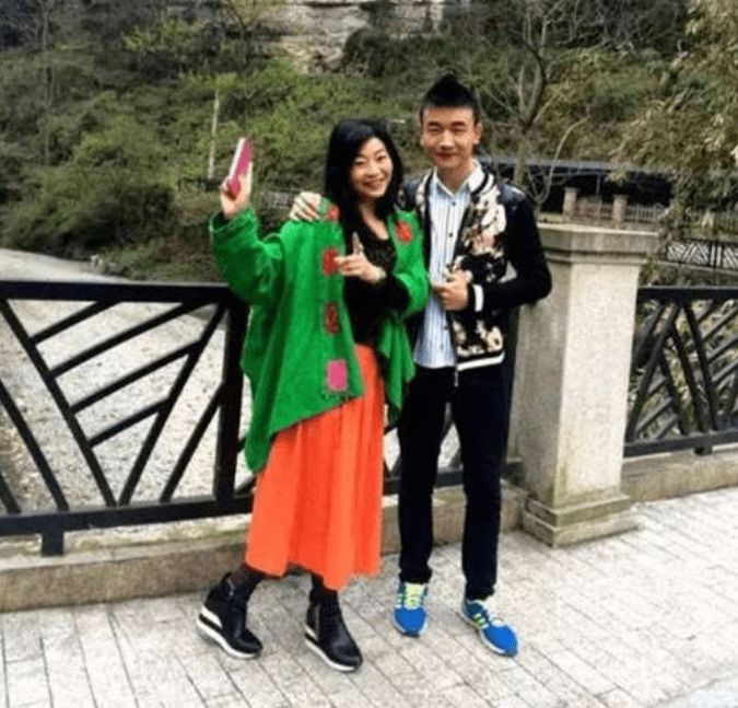 重庆23岁小伙爱上46岁阿姨李良友,2月后闪婚,今5年过去恩爱如初