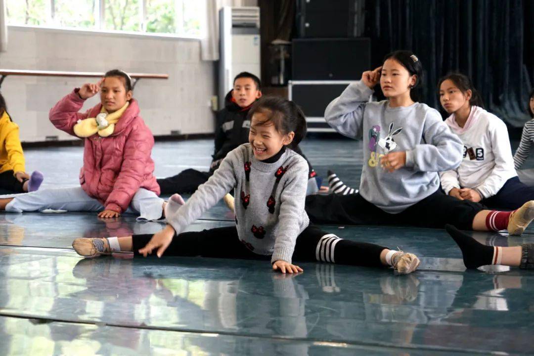 聋哑女孩冯曦瑶奋斗不息向命运说不