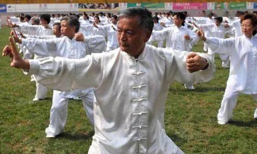 并非指单做七颠能消百病,而是指长期坚持练整套八段锦动作才可以增强