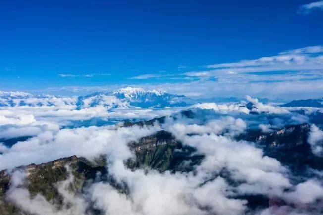 夜晚住在山上,和三五好友一起,看繁星满天,运气好还会有流星滑落.