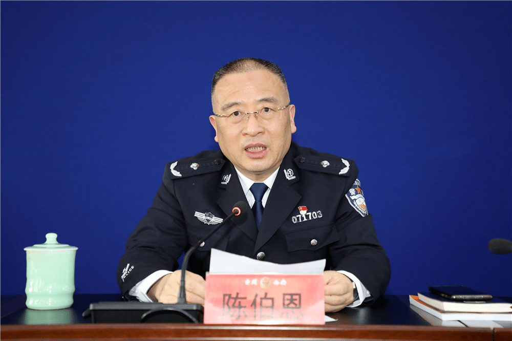 高级警长陈伯恩向新闻媒体介绍了台州"净网2021"专项行动总体工作成效