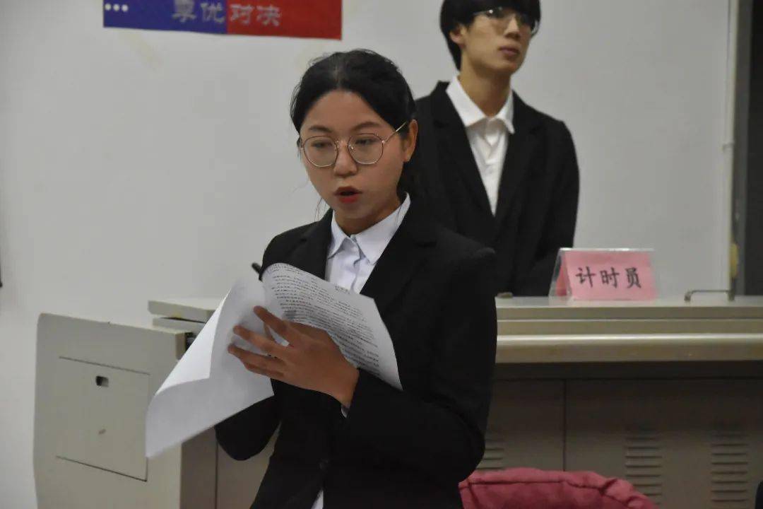 车佳威评委:华东交通大学校辩论队丁博计时员:林浩主席:魏双全他