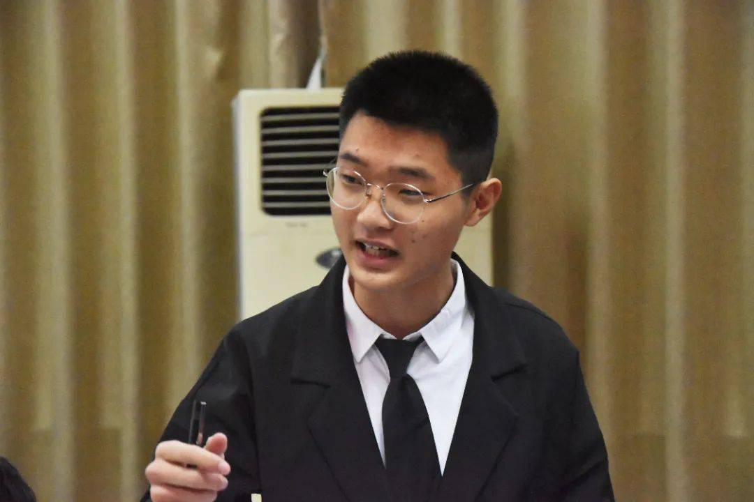 车佳威评委:华东交通大学校辩论队丁博计时员:林浩主席:魏双全他