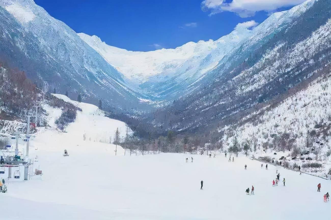 雪山,冰川,雾凇构成了玲珑的冰雪童话世界,在这里滑雪充满着别样的