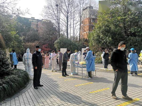 东新园封闭第8天这位老娘舅火了