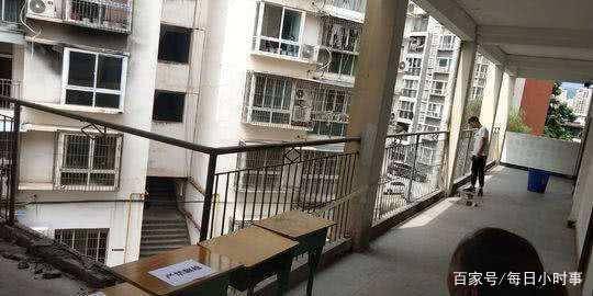 监控曝光教学楼栏杆断裂两学生坠楼才开学为何生死离别