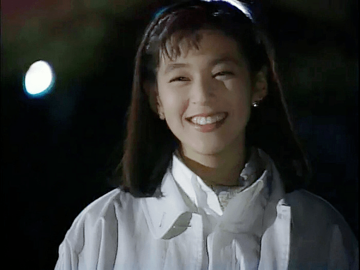 现年54岁的铃木保奈美,年轻时清纯脱俗,气质十分出众,出道不久后便戏
