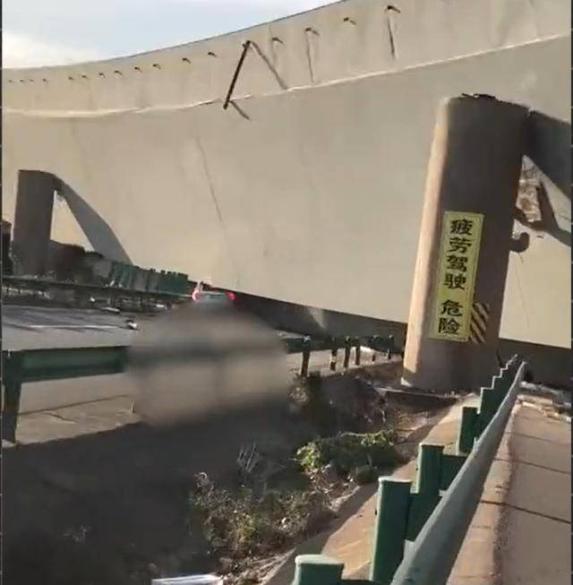 湖北高速公路桥面侧翻,车辆被压,3死4伤_湖北一高速高架桥垮塌已致3死