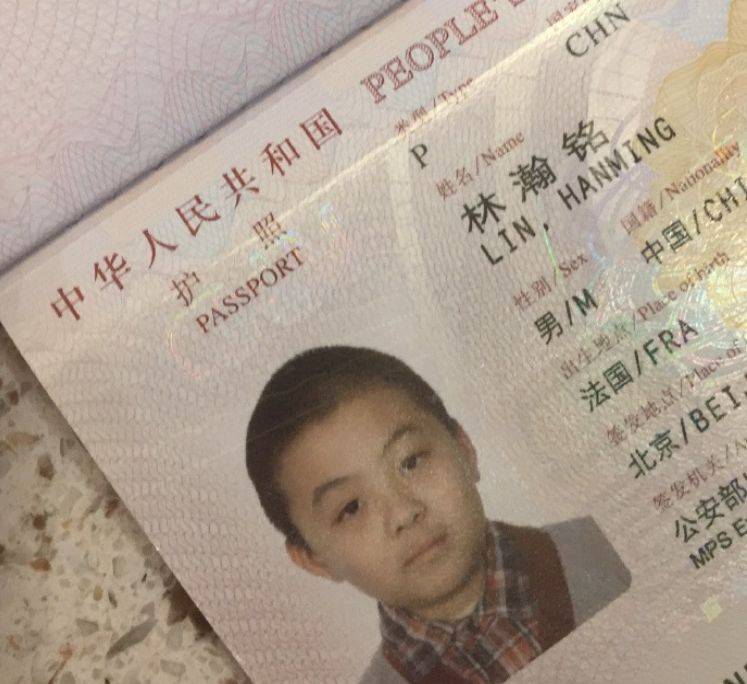 乒坛巨星邓亚萍回应国籍传闻,晒身份证正反面,忘了