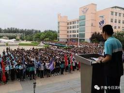 惜别母校之际,6月5日上午9点10分,山东省北镇中学图书馆门口举行了