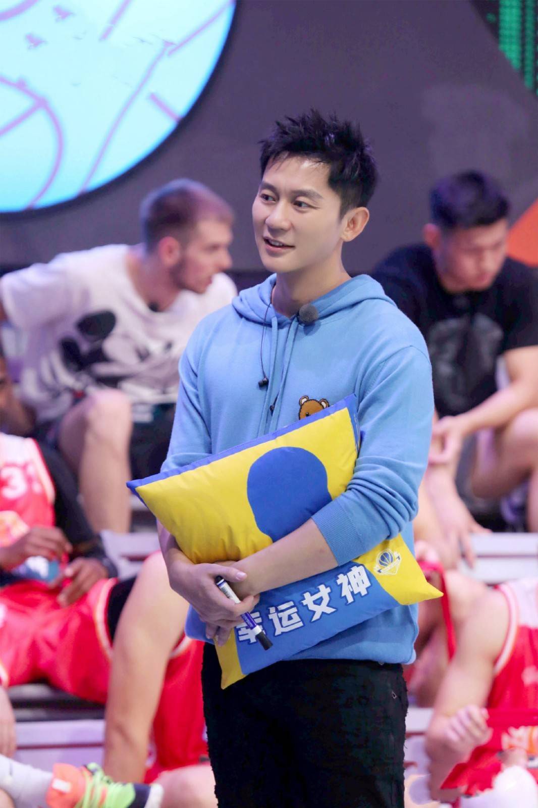 这档节目中邀请了很多大家都很熟悉的演员,包括李晨,侯明昊,欧豪,三