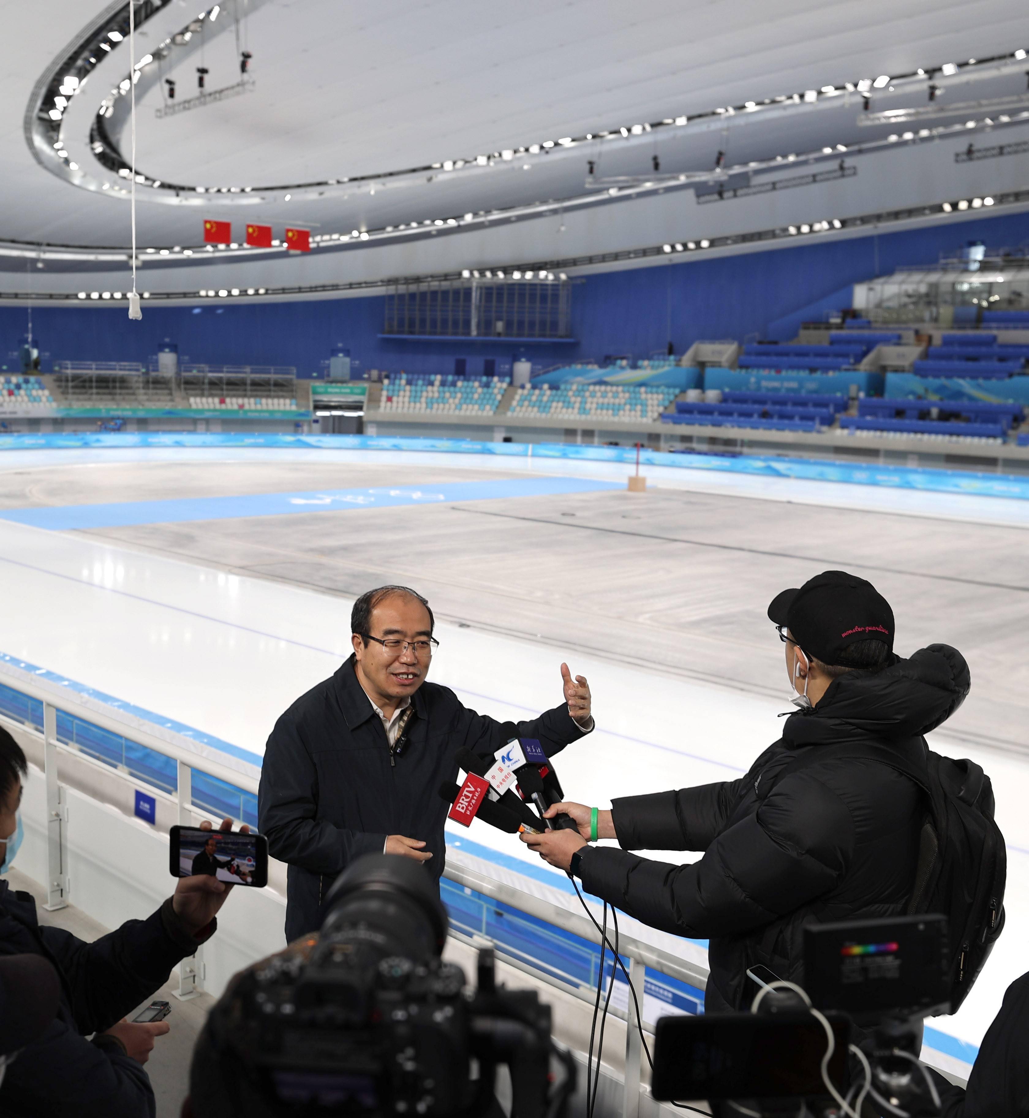 北京国家速滑馆公司副总经理,总工程师李久林(中)在"国家速滑馆数字