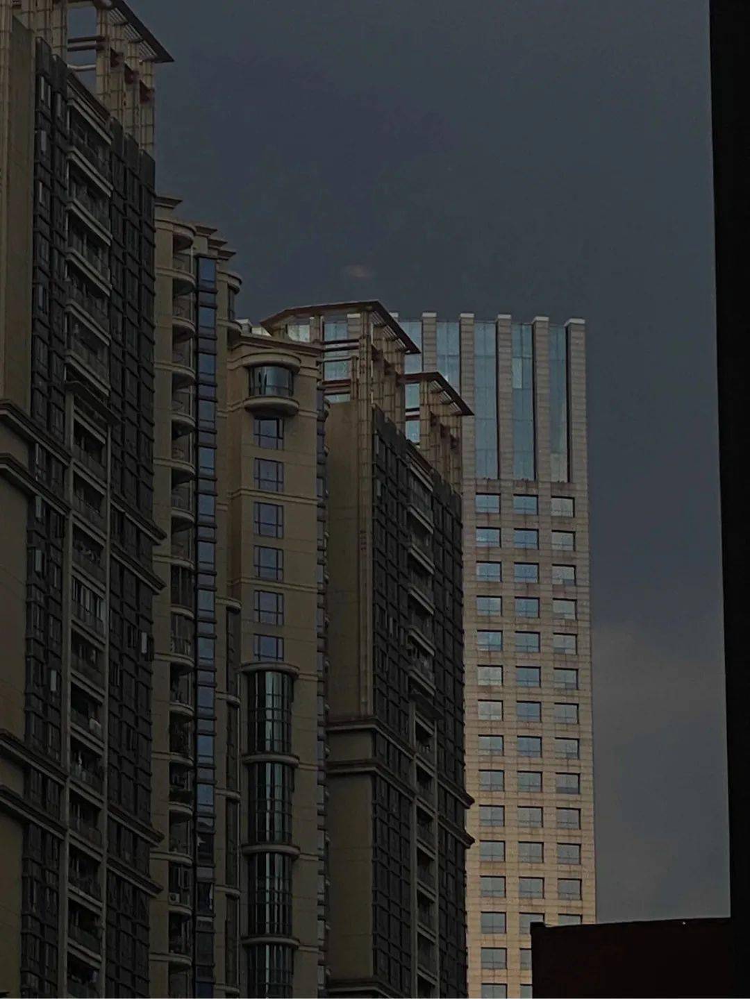 朋友圈背景图_鲁拜集_emo_酷飒