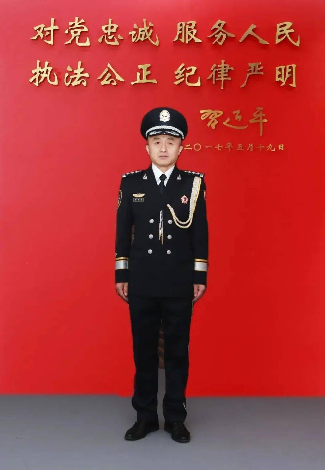 奎文公安的警礼服照来了光影中的忠诚与担当