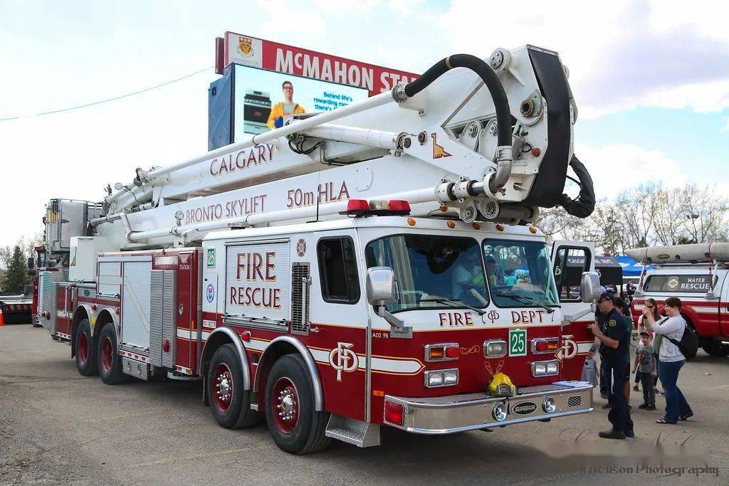 半挂云梯车是特色解析北美各类型高空救援消防车