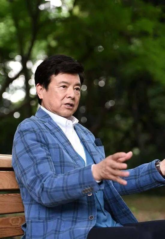 三浦友和一如既往在引领潮流,穿绿西装叠穿马甲,新潮正派又元气_衬衫