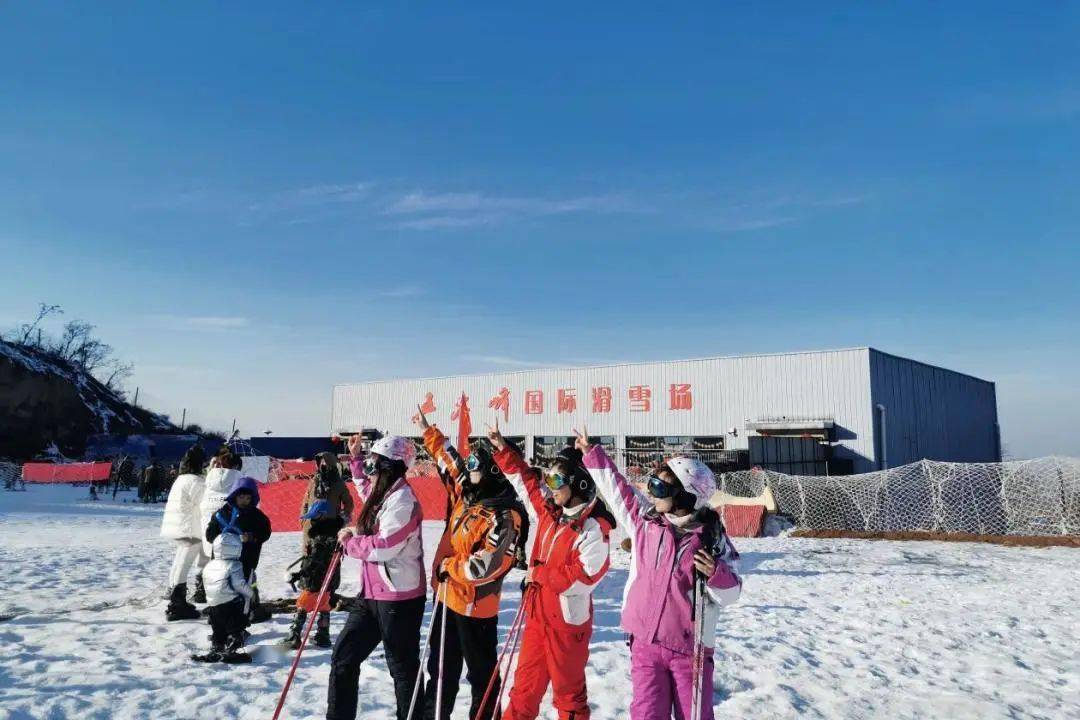 还有景区首道门票共50张石膏山滑雪场成功举办由国际滑雪联合会主办