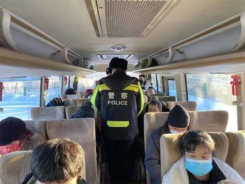 冬季整训新林交警严查客运车辆共筑安全回家路