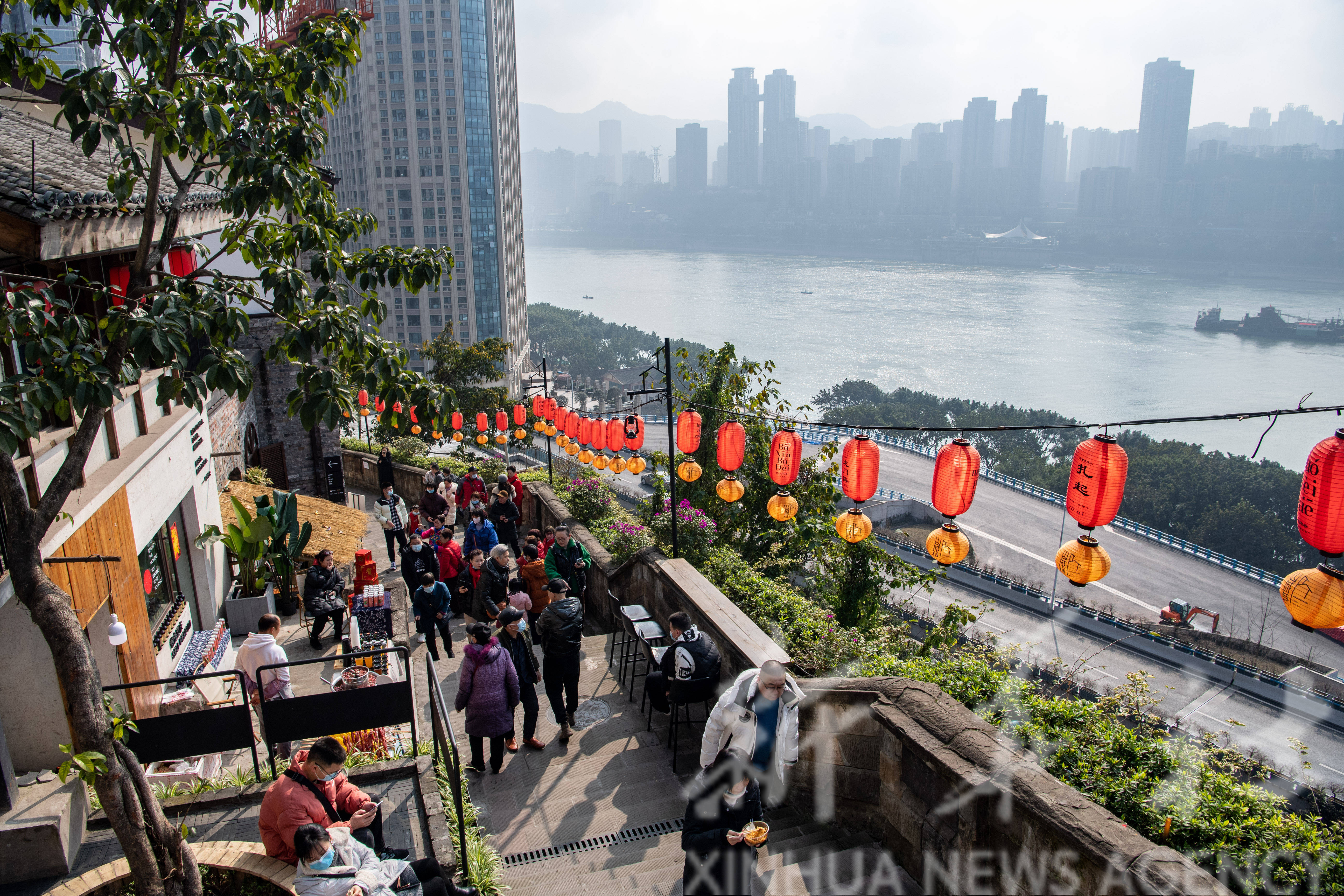 市民和游客纷纷来到山城巷传统风貌区,在做好疫情防控的前提下,享受