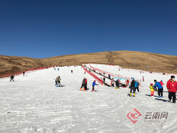 滑雪场轿子雪山国际滑雪场是昆明首家室外滑雪场位于国家4a级景区轿子