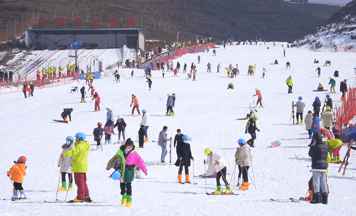 宏财集团旗下乌蒙滑雪场迎来滑雪客流"小高峰"_游客_冰雪_景区