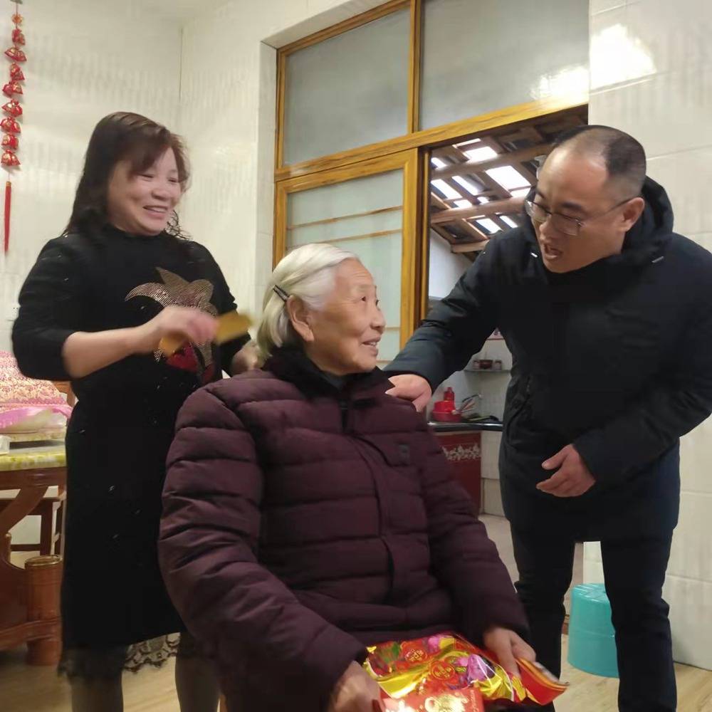 儿子为父亲洗脸2月2日初二,建瓯市吉阳镇黄富村历口自然村孙媳妇桑玲