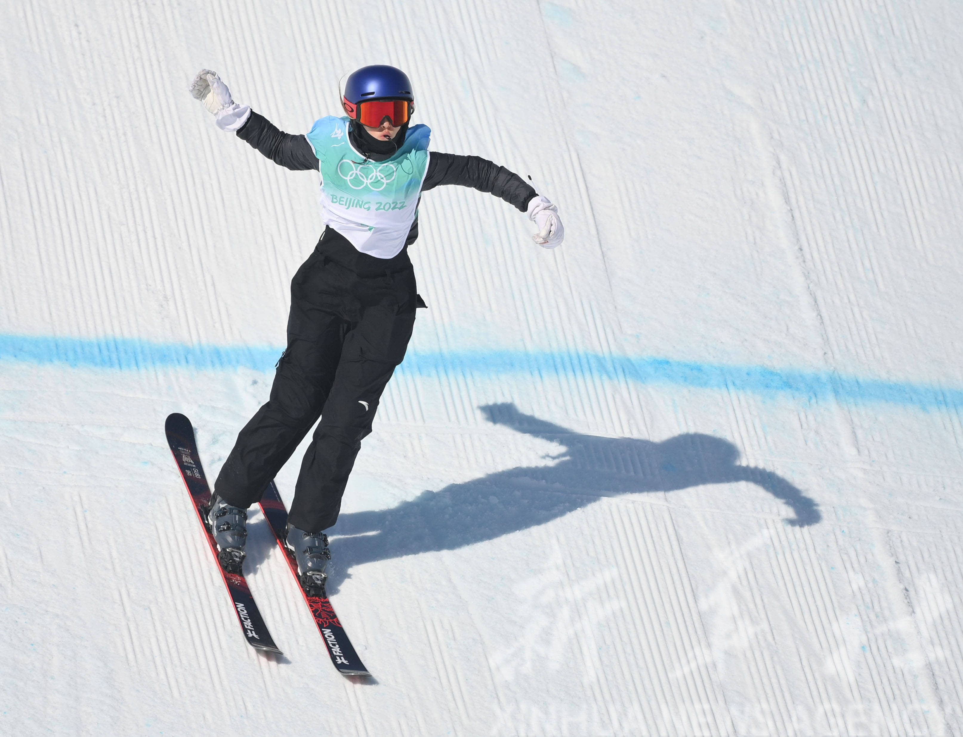 当日,在北京首钢滑雪大跳台举行的北京2022年冬奥会自由式滑雪女子大