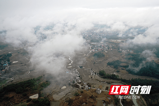 何珣 郑时仁)2月9日,一场春雨过后,新田县三井镇龙凤山周围云雾弥漫