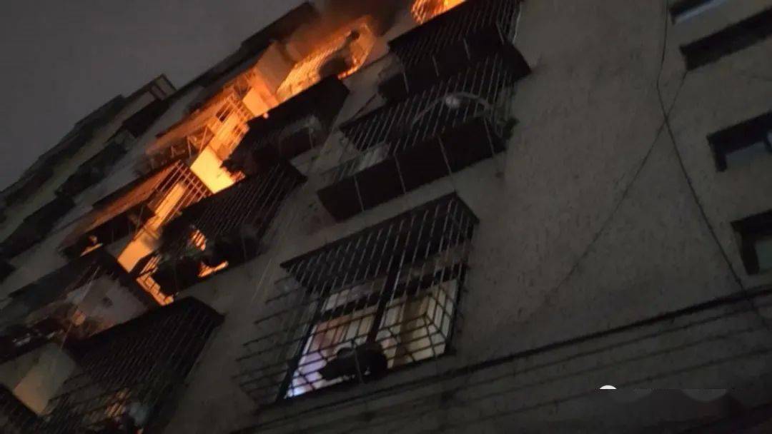 惊险揭阳一居民楼凌晨起火事发时全家人正熟睡