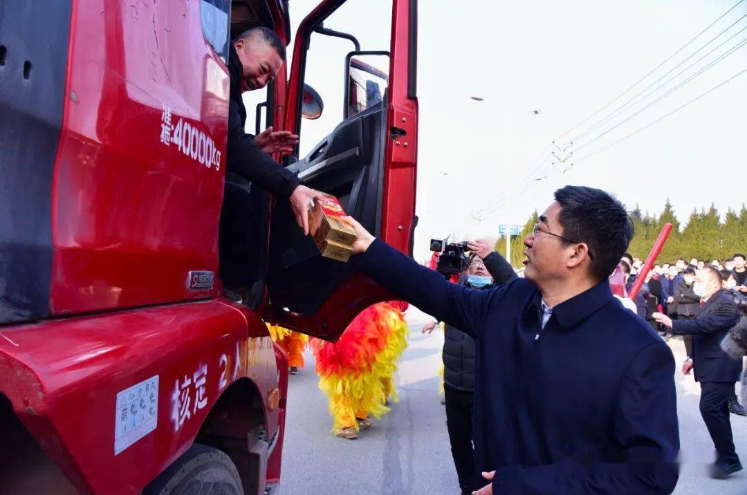 舞钢市银龙集团创办人鲁耀宏为运输车辆送上祝福,发放红包等礼品.