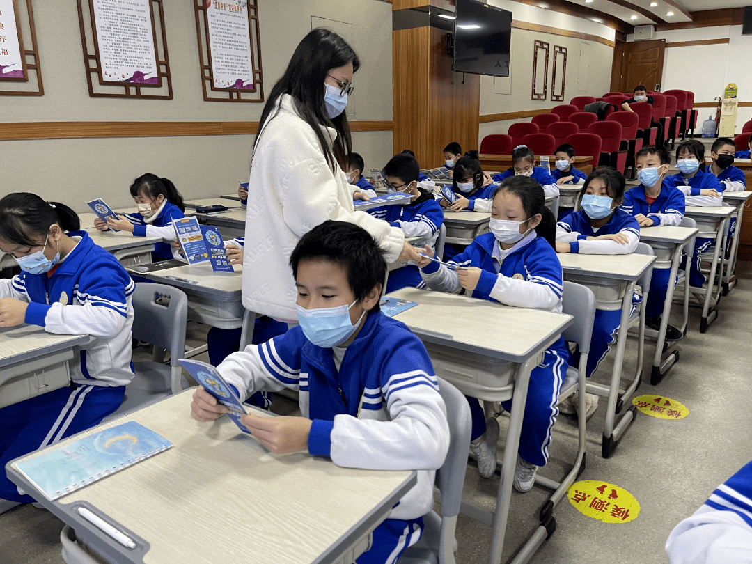 "向全校封开县广信中学开展"扫黄打非·春季开学第一课"主题教育活动