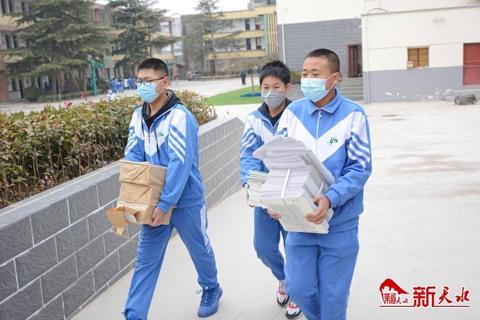 2月25日,天水市育生中学的学生领取新学期课本.