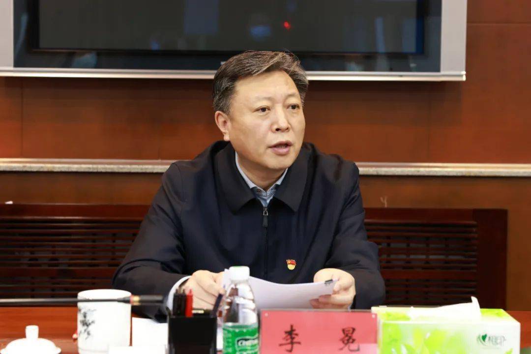 市委常委,组织部部长李冕主持会议并讲话.