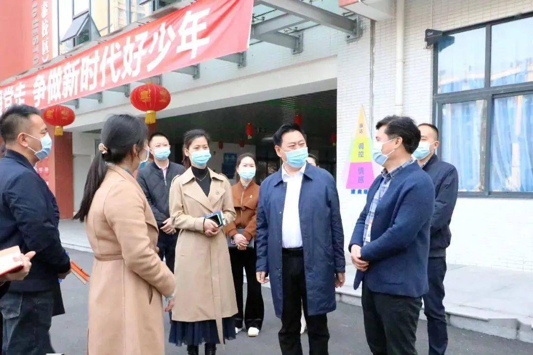 近期,成华区猛追湾街道党工委书记李春祖,龙潭街道党工委书记杜坤扬