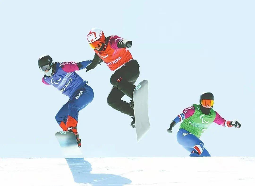 在北京冬残奥会单板滑雪男子障碍追逐-ul级半决赛中,中国选手朱永钢