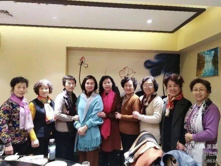 2019年由荷花孟亚坤作东的风景女人第六个"三八"节九姐妹合影.