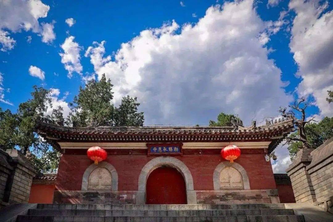 说它神秘,是因为这座挂着"敕赐承恩寺"匾额的古寺