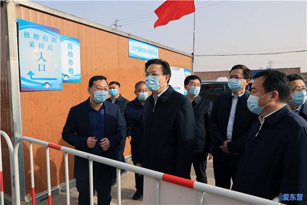 在东营区六户镇核酸采样点,杨国强详细了解了采样点工作运行,人员力量